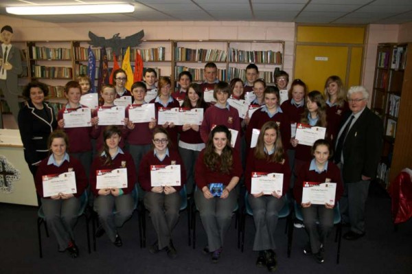 MIllstreet Community School First Year pupils (1Y Tutorial) who received their READ certificates from Principal, Pat Pigott,.  The READ initiative was set up jointly by the School and Cork Education Support Centre to encourage pupils to read for leisure.  An initial target of one million words through Word Millionaire  was set, but by the end of the project, well over four million words were read.  The School hopes to develop and expand this project next year.  Well done to all who were involved. Also included in the photo are Lucy McSweeeny and Mary Kate Murphy form Fifth Year and Second Year respectively who were the overall winners of the Senior School and Junior School Work Topper competition.      Also included in the photograph is Jennifer O’Donoghue, English Teacher. 