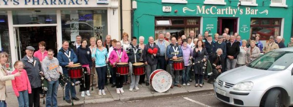 Following a wonderfully successful and enjoyable week in Millstreet and Dublin (and Dingle) our Breton Friends left Millstreet on Saturday on their way to Ringaskiddy to board the ship for Brittany.   Millstreet Pipe Band added so much to the leaving as they gave a splendid recital outside the Twinning H.Q. at McCarthy's Bar in The Square, Millstreet.  Margaret Bourke arranged to show Bernard (artist supreme) his magnificent painting which is on permanent display in Millstreet Credit Union building at The Square.  (S.R.)