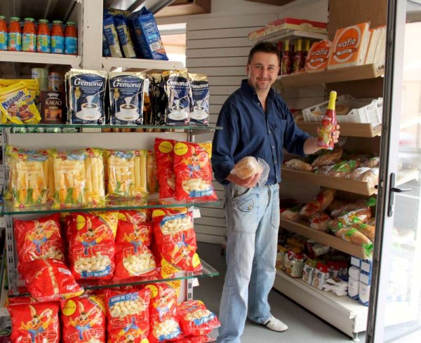 Pawel Swies (087 136 2046) introduces us to his recently relocated very attractive Grocery Shop named "Lach" - a Polish name which refers to the popular name of the area from which Pawel comes. The colourful Shop is situated very close to Supervalu in Minor Row, Millstreet. We extend very best wishes and success to Pawel in his new setting. Click on the images to enlarge the images. (S.R.)