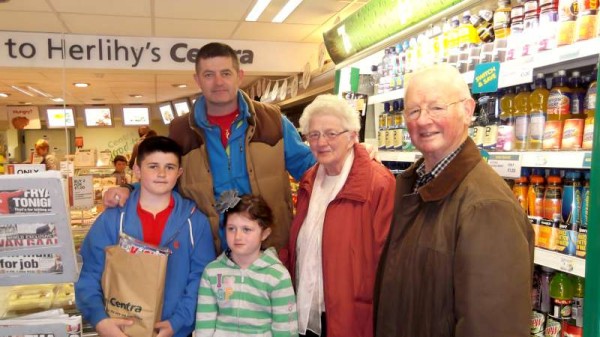 While shopping at Herlihy's Centra in West End, Millstreet on today after 11.30 am Mass Jimmy O'Leary (on extreme right) extended a sincere welcome to members of the Corcoran Family at home on a visit.  Click on the image to enlarge.  (S.R.)