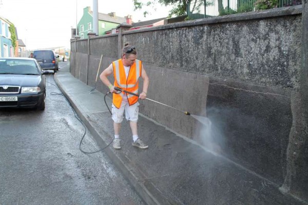 26Millstreet Tidy Towns in action Summer 2014 -800