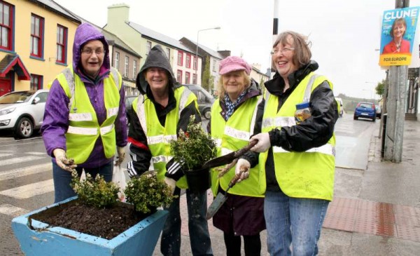 34Millstreet Tidy Towns in action Summer 2014 -800
