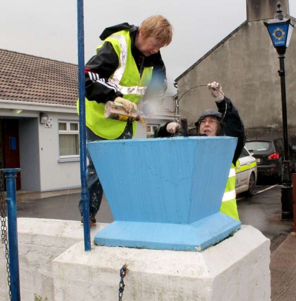 36Millstreet Tidy Towns in action Summer 2014 -800