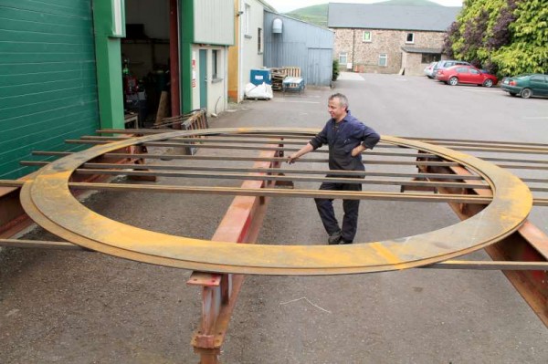 Seán O'Leary preparing the Mill Wheel Jump at his Pound Hill Centre.  Seán O'Donoghue is also involved in the supremely creative construction.  This will be placed near the renovated Lime Kiln at Drishane and will in fact have a water feature also in place.   Click on the images to enlarge. (S.R.)