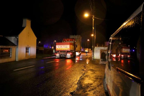 25Abnormal Load Makes Progress 27 Feb. 2015 -800