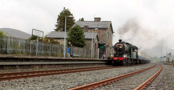 On an historic day in Millstreet (Sunday 10th May 2015) when a wonderful celebratory parade in honour of All-Ireland winners Chloe Barrett, Megan Lehane and Linda Desmond, an enthusiastic welcome awaited the superb Steam Train (despite the constant rain!) arriving in Millstreet Station from Cork.  It remained at the 1853 Station for almost ten minutes.  Later on its return journed it passed through with its marvellous steam, its nostalgic whistle sound and its trul elegant movement.   It's been several years since we last witnessed a Steam Train in Millstreet.   LTV2 Millstreet recorded the magnificent event.  Click on the images to enlarge.  (S.R.)