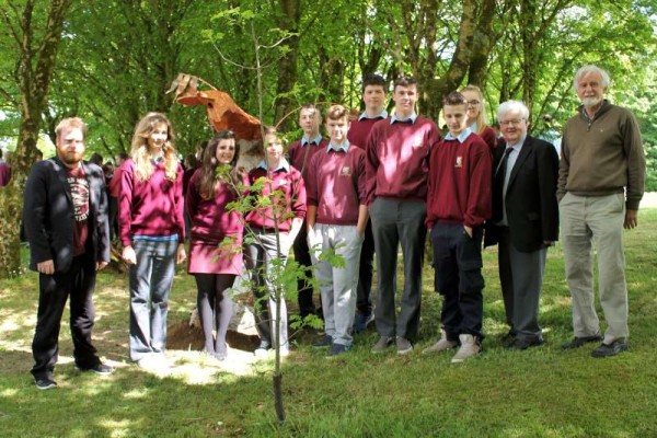 On Tuesday, 26th May 2015 Eileen Creedon officially launched the new hugely impressive Sculpture Park featuring "Unknown Creatures in a Known Environment" (described below by Artist Supreme Kevin McMahon LSAD Graduate and past pupil of Millstreet Community School).  Click on the images to enlarge.  (S.R.) 