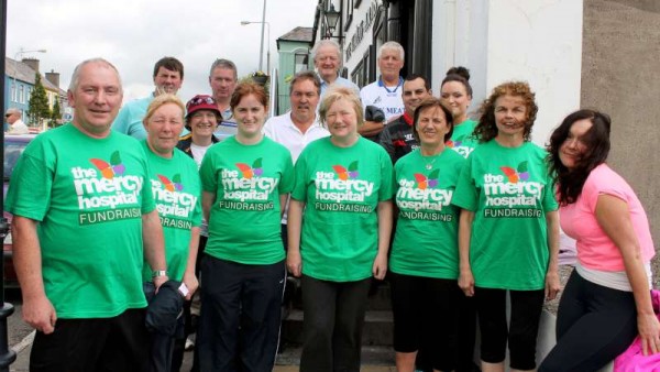 On American Independence Day 2015 the Irish Rail Walking Group participated in a fundraising 10K Walk in aid of the Cancer Unit at Cork's Mercy Hospital.  The Sat. 4th July walk began and ended at the Wallis Arms Hotel taking in the wonderfully scenic route of Killarney Road, Shanaknuck, Liscreagh and up the Station Road.  The event was superbly organised by Tom Carroll (pictured below).  Click on the images to enlarge.. (S.R.)