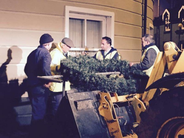 2015-12-01 Putting up the Christmas Lights 01 - The wreath on the Credit Union